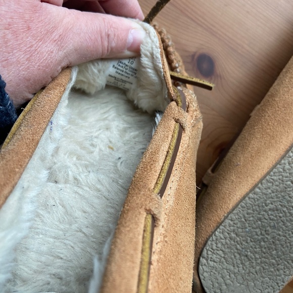 Minnetonka Women’s Sz 10 Moccasin Slippers Tan Suede Faux Fur Lined Indoor Shoe - Picture 3 of 4